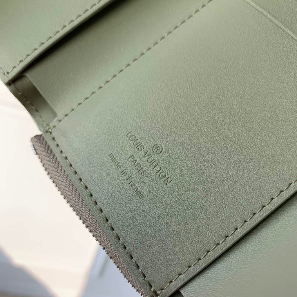 LV M82410 Louis Vuitton Slender Pilot Sage
