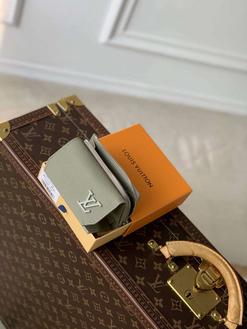 LV M82410 Louis Vuitton Slender Pilot Sage