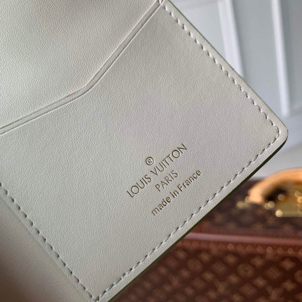 LV M82512 Louis Vuitton LV Vertical Wallet Vert Noto Green