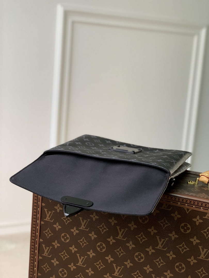 LV M82598 Louis Vuitton Pochette S-Lock Black