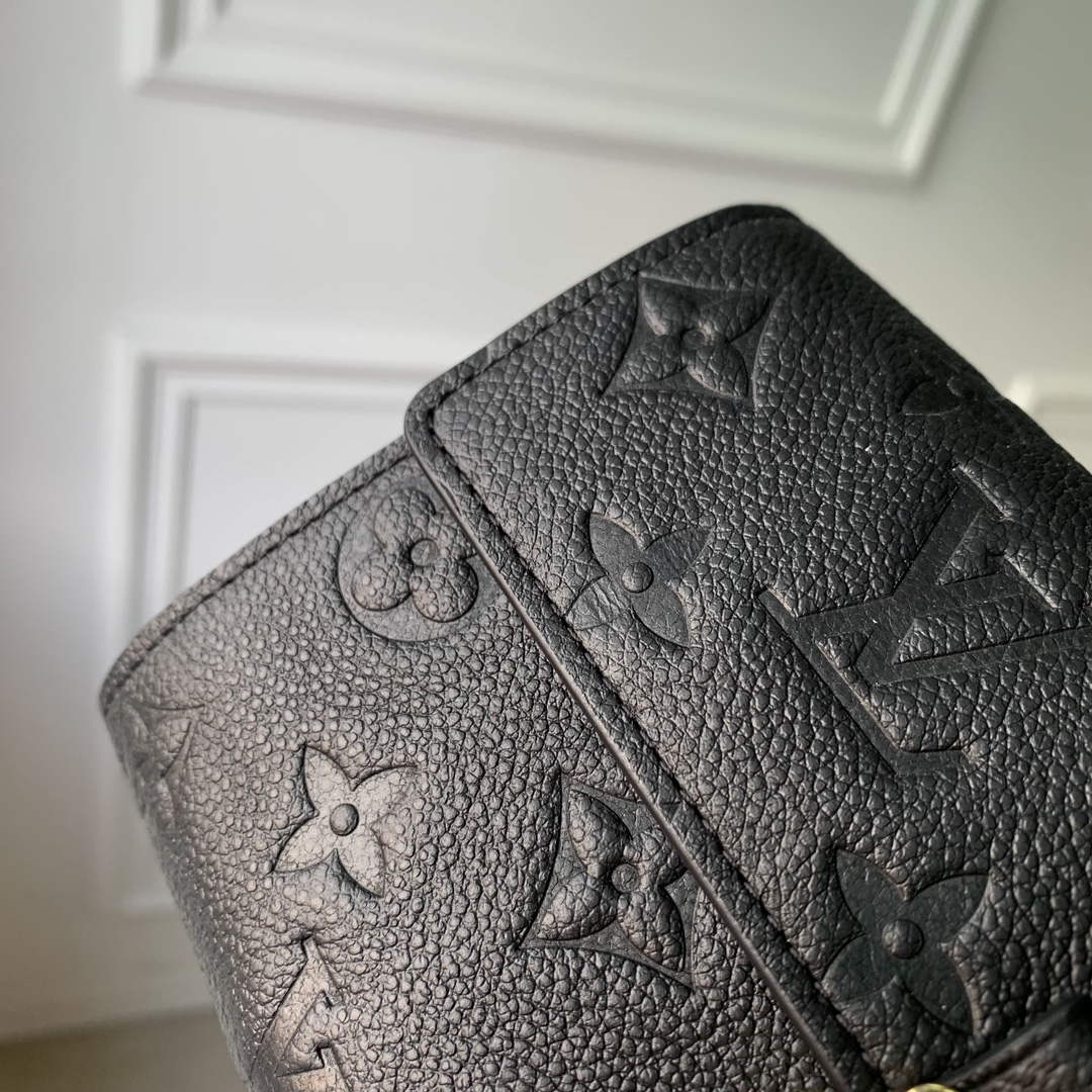 LV M82638 Louis Vuitton Sarah Wallet Black