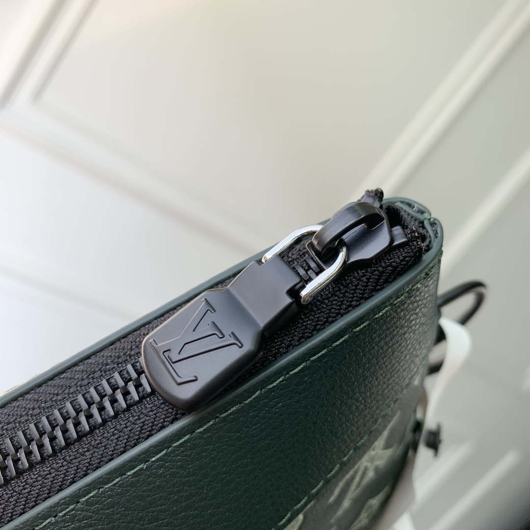 LV M83382 Louis Vuitton Pochette To-Go Bag Forest Green