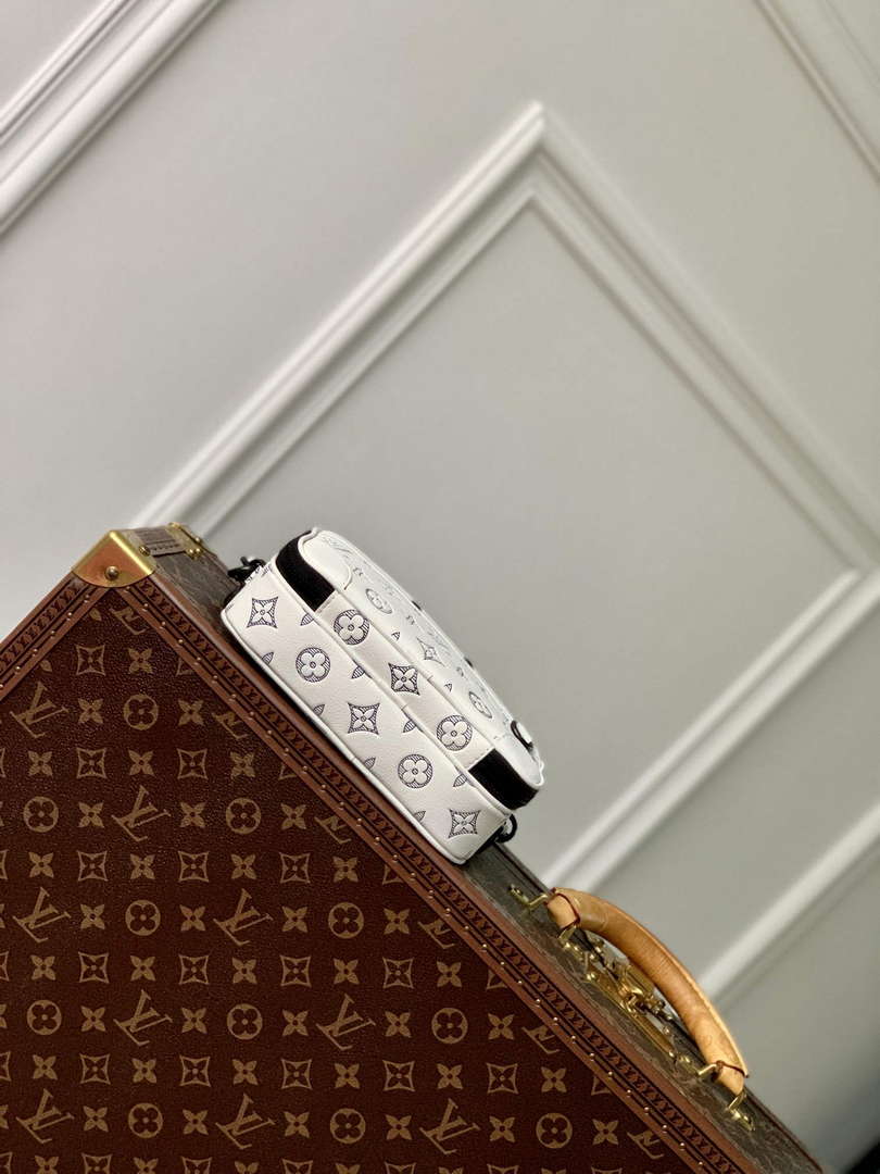LV M83383 Louis Vuitton Alpha Wearable Wallet White/Navy - Default Title - View 4