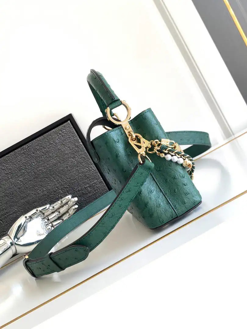 LV M87312 Louis Vuitton Ostrich Capucines Mini Green