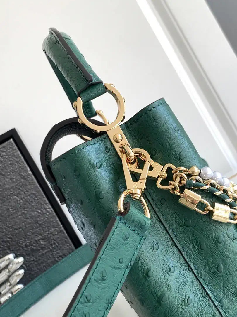 LV M87312 Louis Vuitton Ostrich Capucines Mini Green
