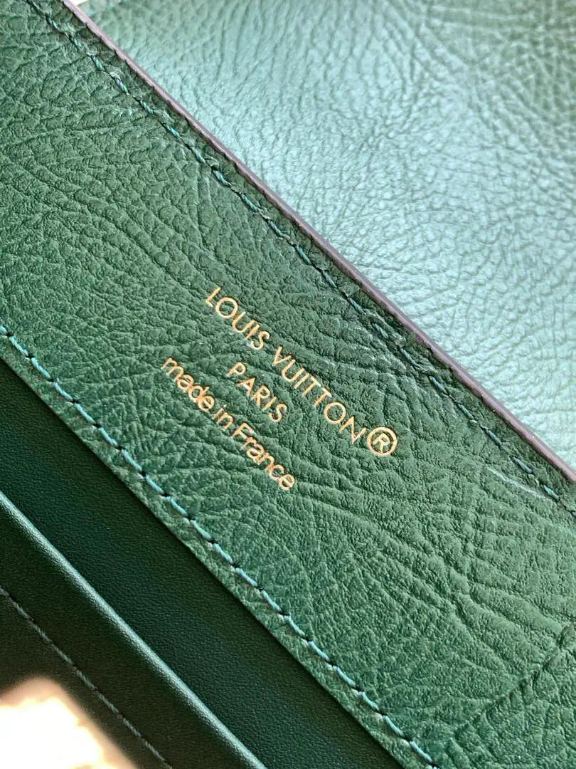 LV M87312 Louis Vuitton Ostrich Capucines Mini Green