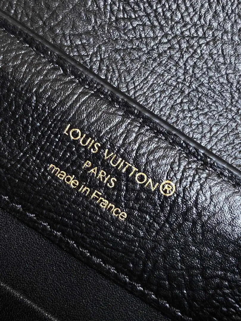 LV M87312 Louis Vuitton Ostrich Capucines Mini Black