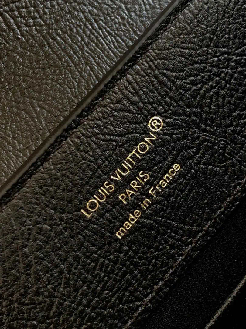 LV M87313 Louis Vuitton Ostrich Capucines BB Black