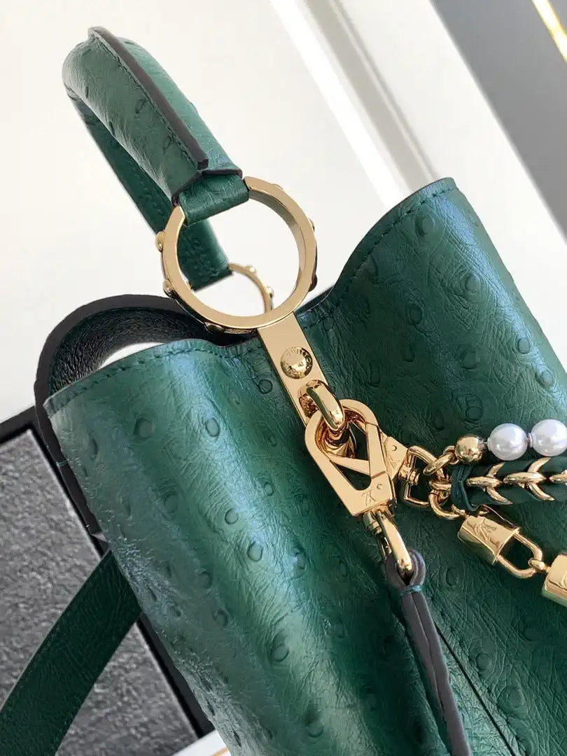 LV M87313 Louis Vuitton Ostrich Capucines BB Green