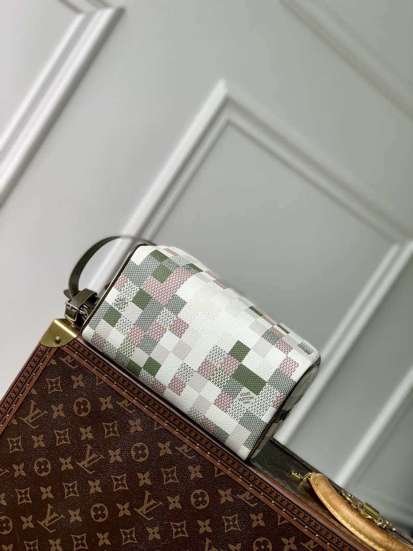LV N00112 Louis Vuitton Locker Dopp Kit Damoflage Gray White