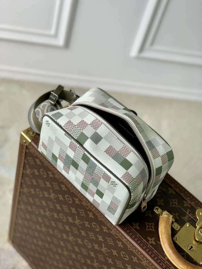 LV N00112 Louis Vuitton Locker Dopp Kit Damoflage Gray White