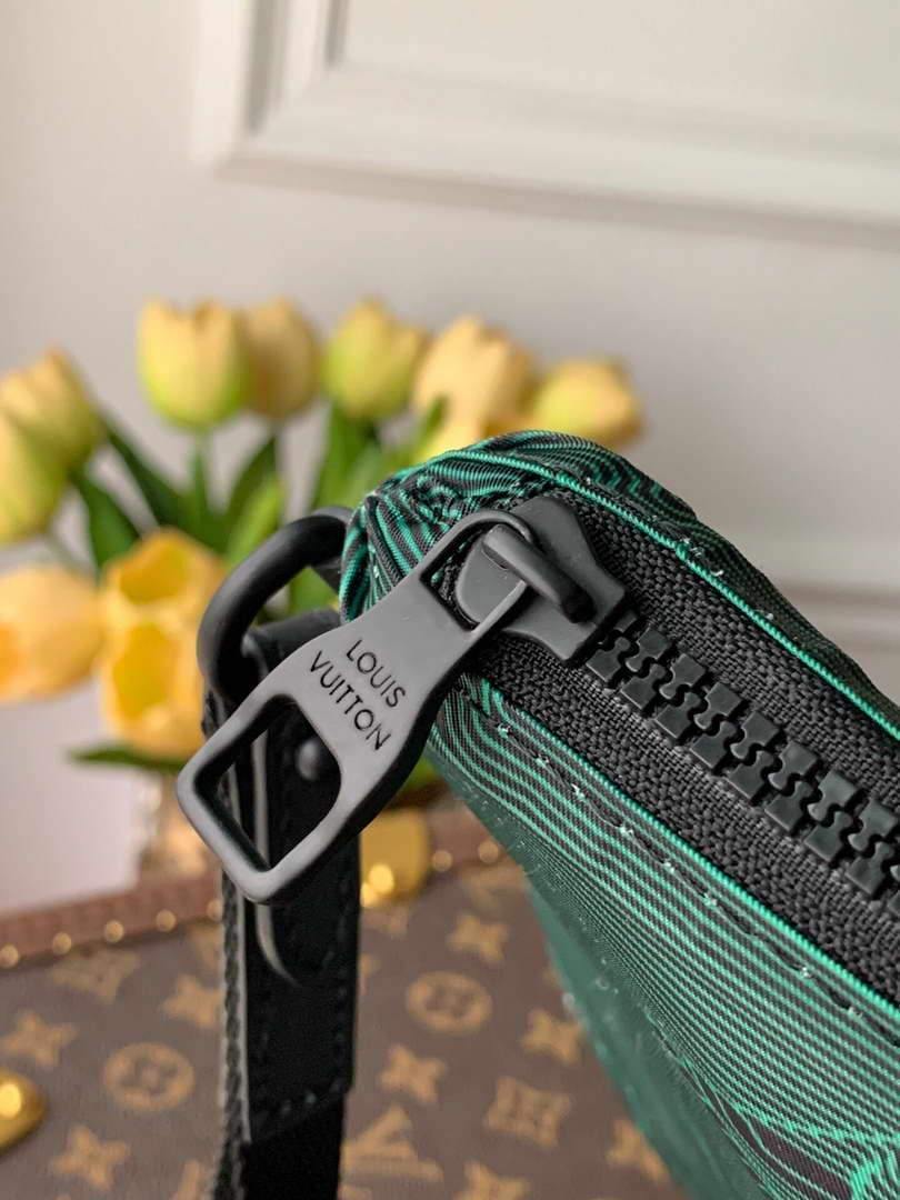 LV M80142 Louis Vuitton 2054 Reversible Pouch Monogram Black And Green - Voguebags