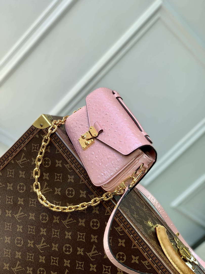 LV N85902 Louis Vuitton Pochette M¨¦tis East West Bag Ostrich leather Pink Glaze