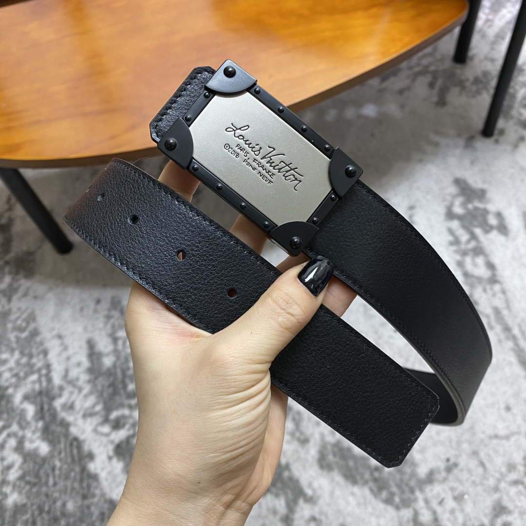 LV Women's Men's Belts Collection Louis Vuitton Initials 40MM Belt 19084