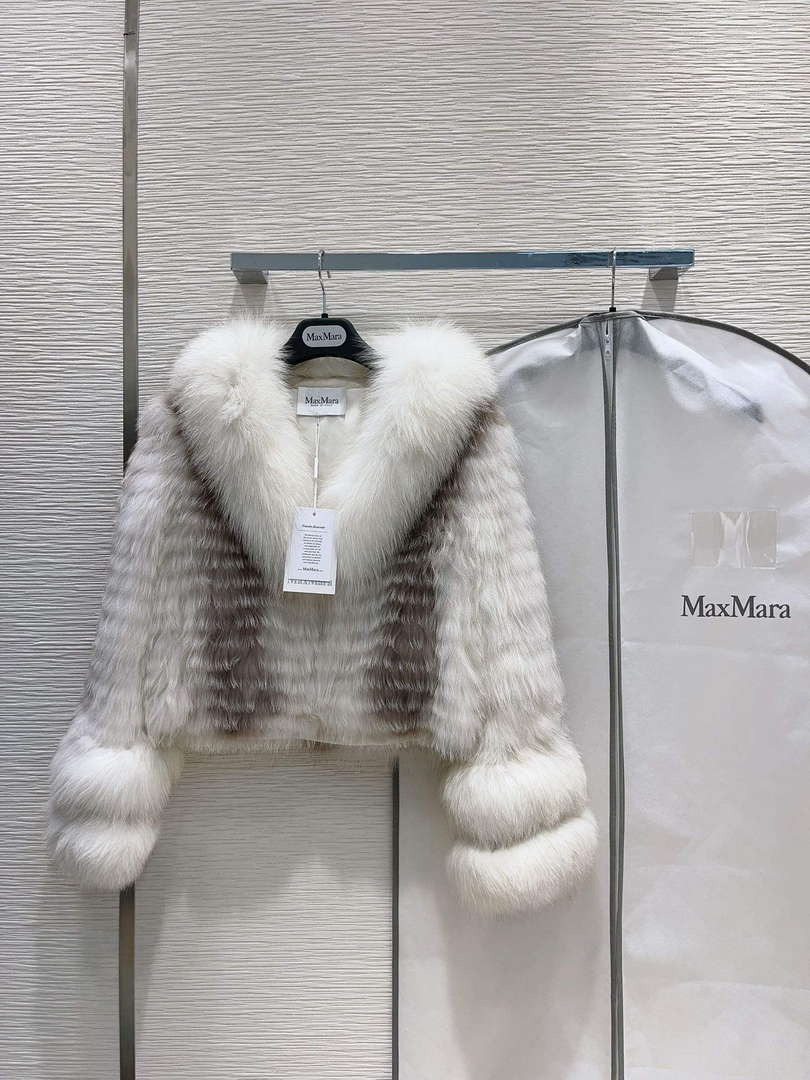 Max Mara Women's Fashion Clothing Fur Coat M78360