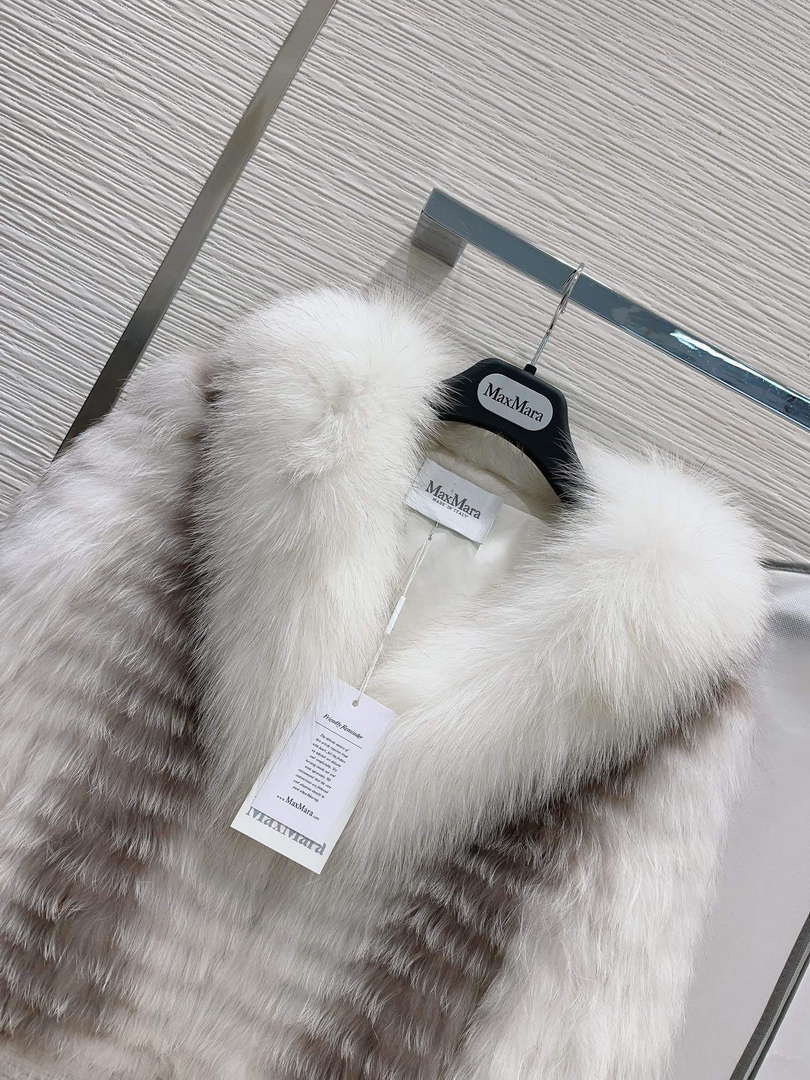 Max Mara Women's Fashion Clothing Fur Coat M78360