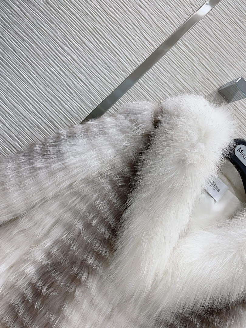 Max Mara Women's Fashion Clothing Fur Coat M78360