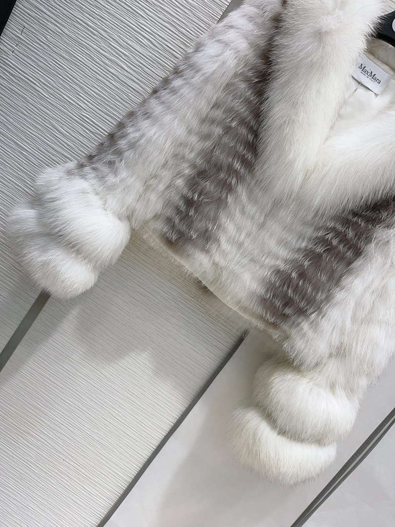 Max Mara Women's Fashion Clothing Fur Coat M78360