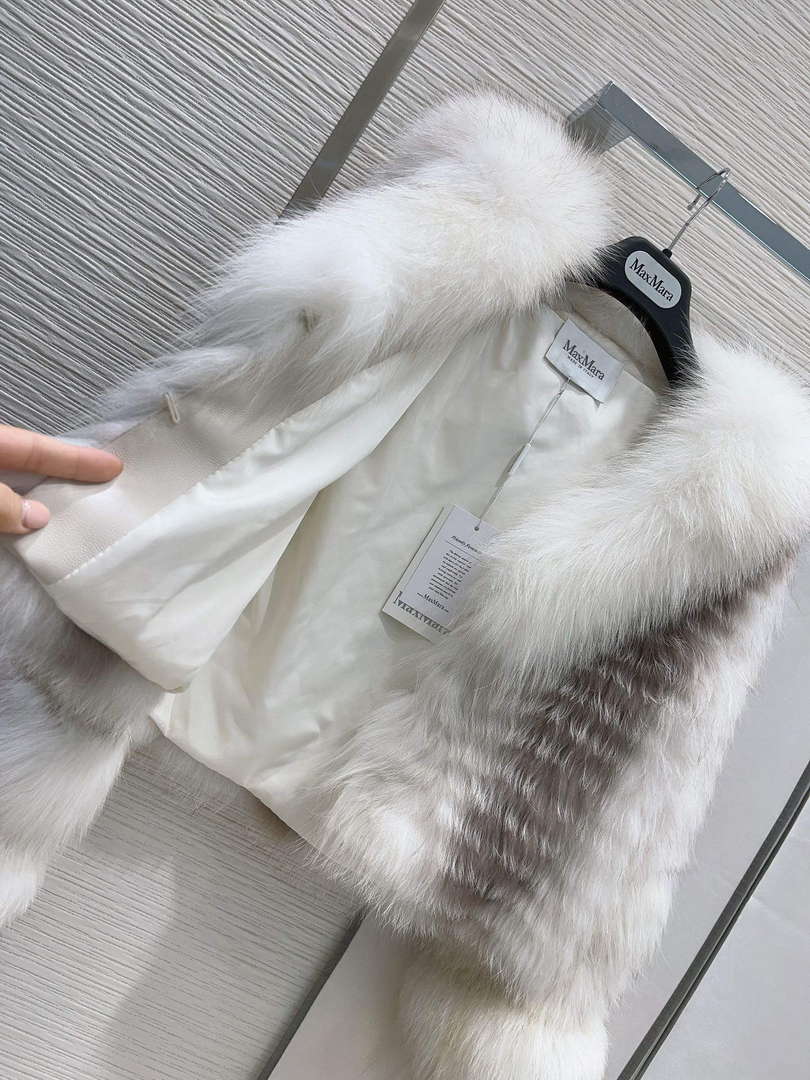 Max Mara Women's Fashion Clothing Fur Coat M78360