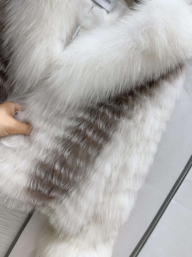 Max Mara Women's Fashion Clothing Fur Coat M78360