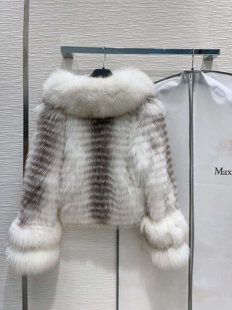 Max Mara Women's Fashion Clothing Fur Coat M78360
