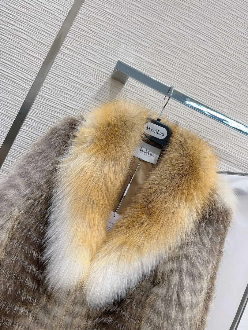 Max Mara Women's Fashion Clothing Fur Coat M78361
