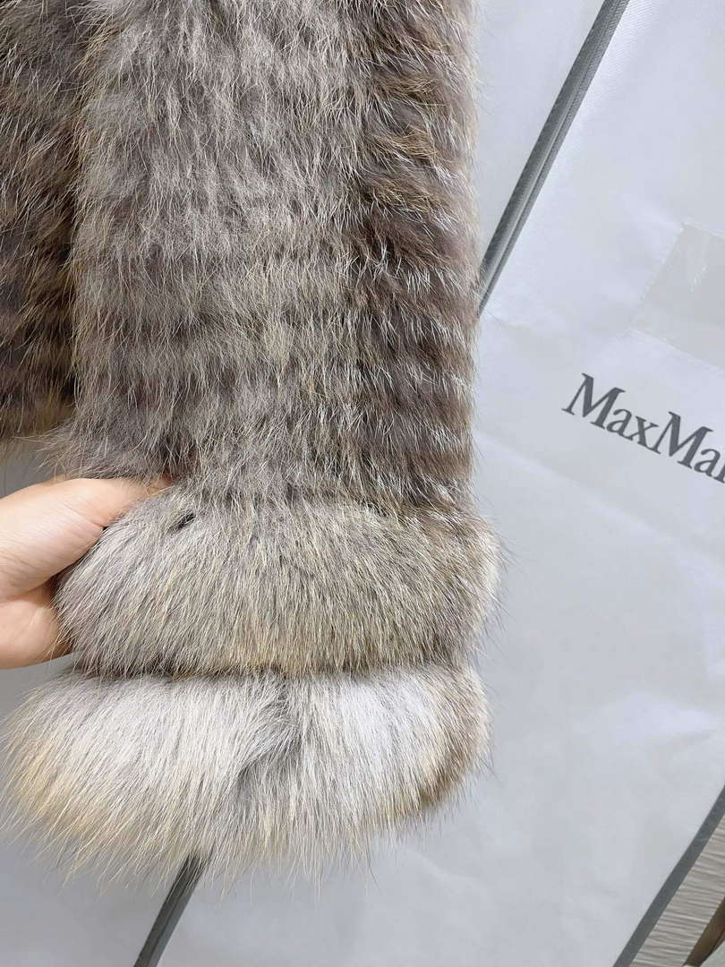 Max Mara Women's Fashion Clothing Fur Coat M78361