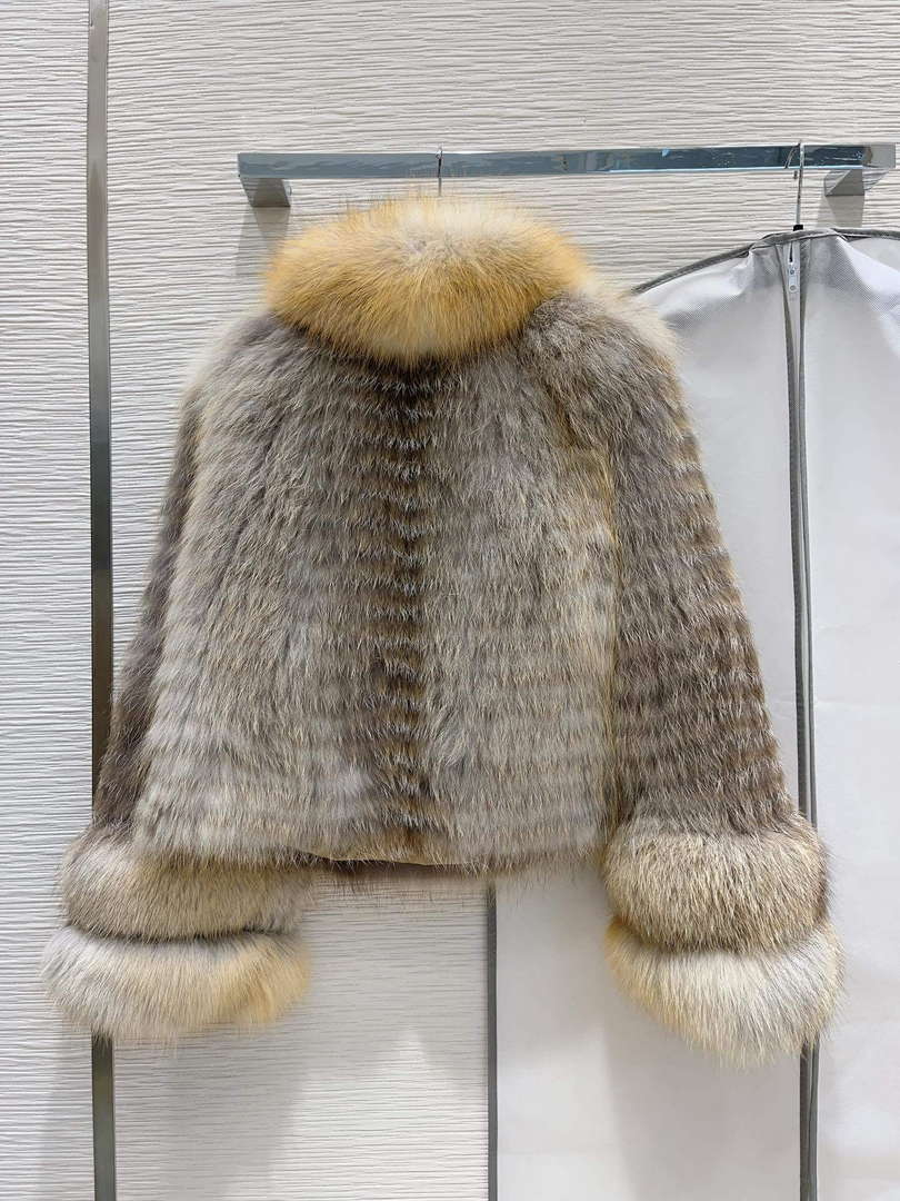 Max Mara Women's Fashion Clothing Fur Coat M78361