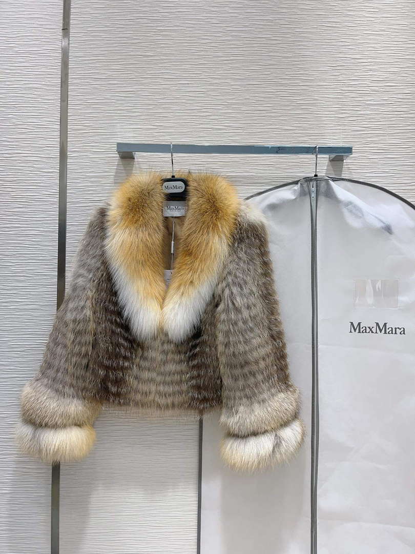 Max Mara Women's Fashion Clothing Fur Coat M78361