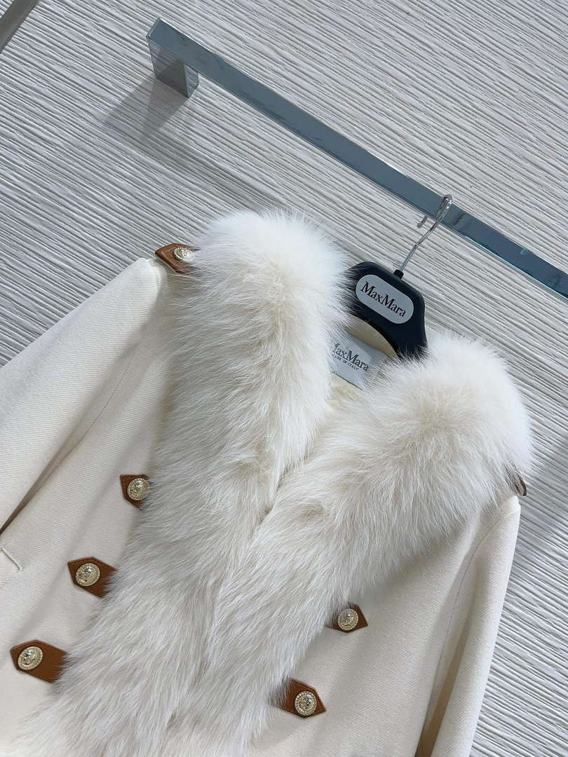 Max Mara Women's Fashion Clothing Fur Coat M78362
