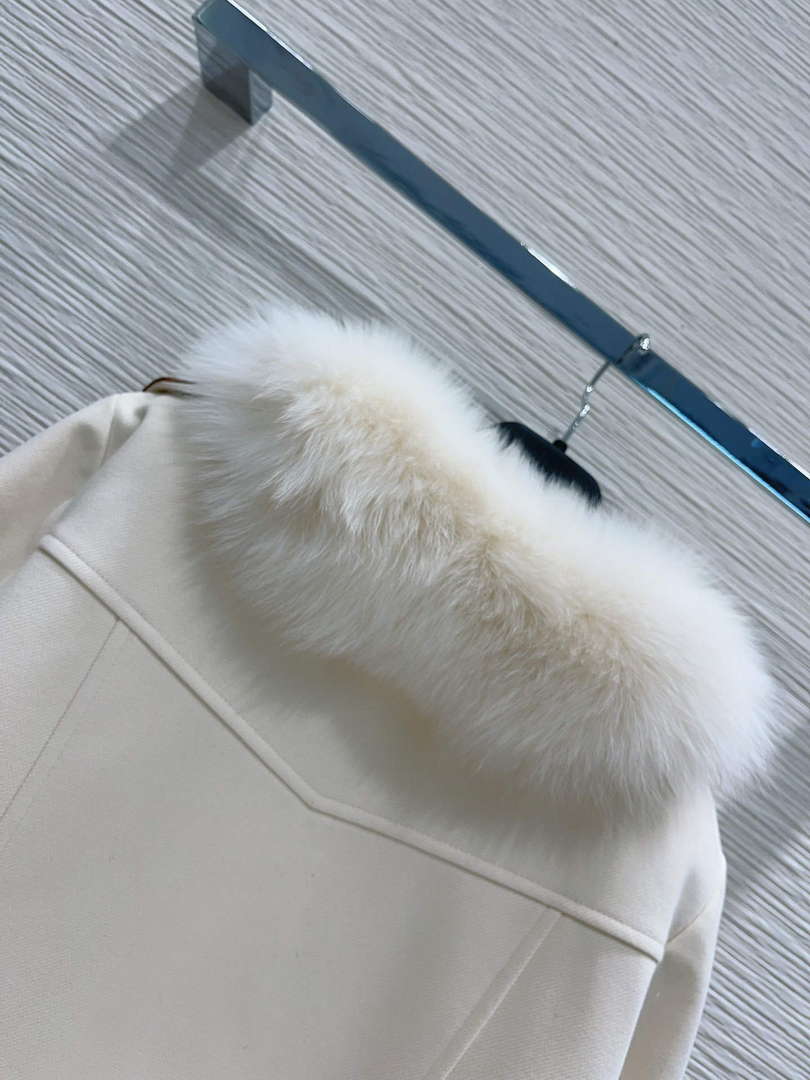 Max Mara Women's Fashion Clothing Fur Coat M78362