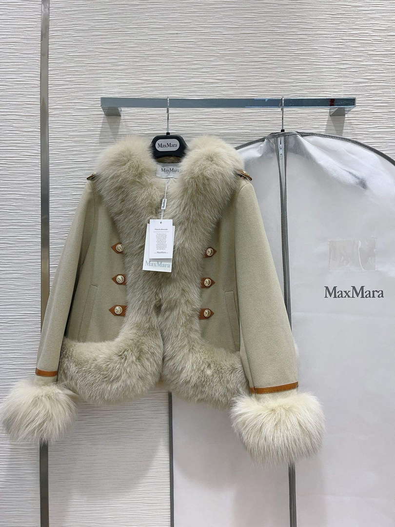 Max Mara Women's Fashion Clothing Fur Coat M78363