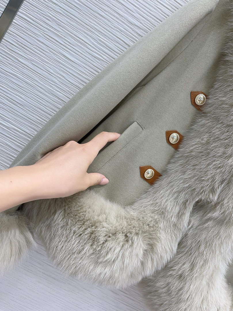 Max Mara Women's Fashion Clothing Fur Coat M78363
