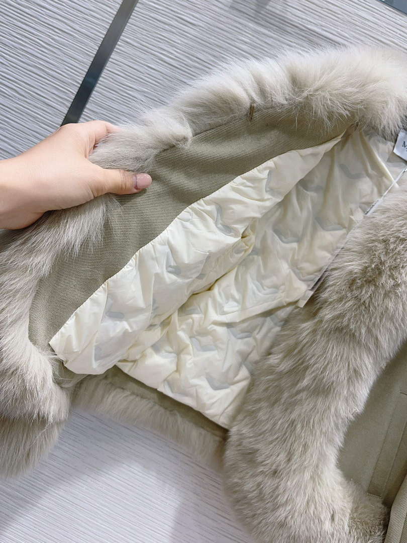 Max Mara Women's Fashion Clothing Fur Coat M78363