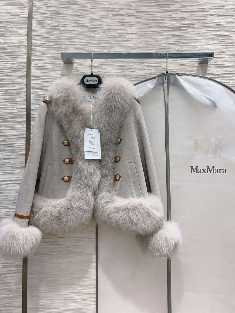 Max Mara Women's Fashion Clothing Fur Coat M78364