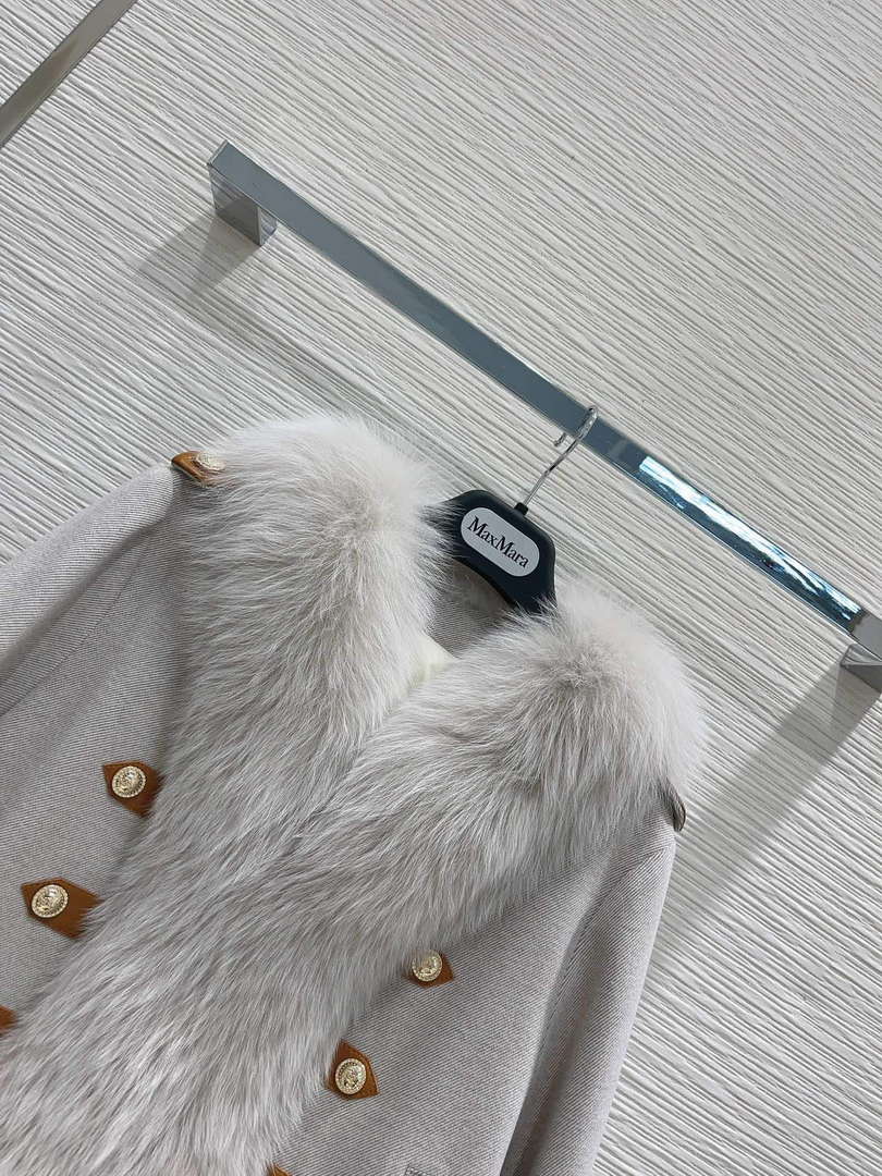 Max Mara Women's Fashion Clothing Fur Coat M78364