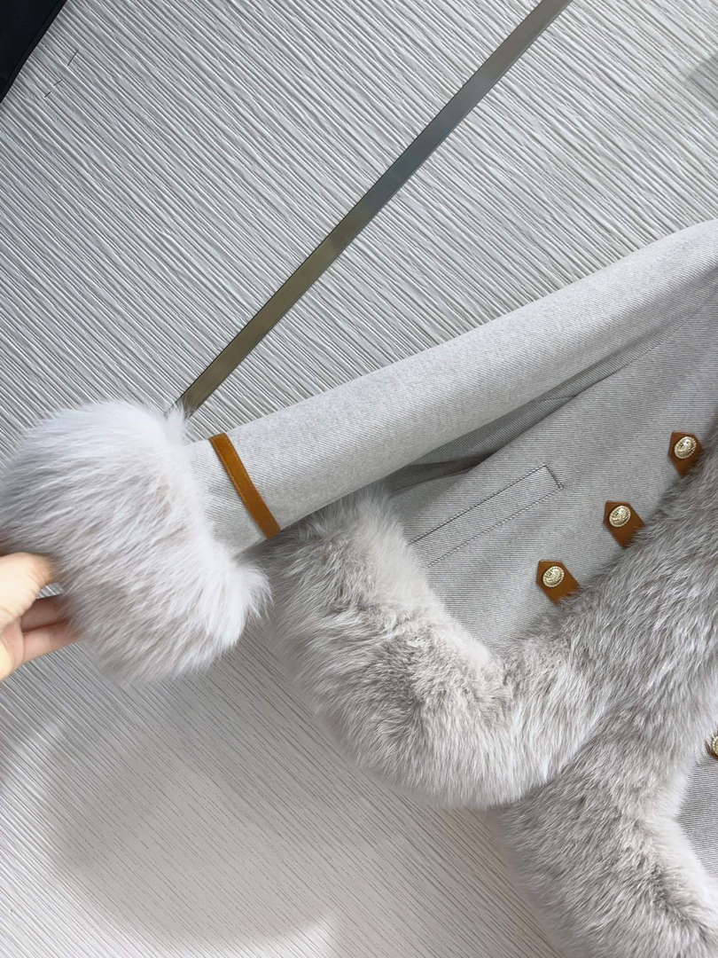 Max Mara Women's Fashion Clothing Fur Coat M78364