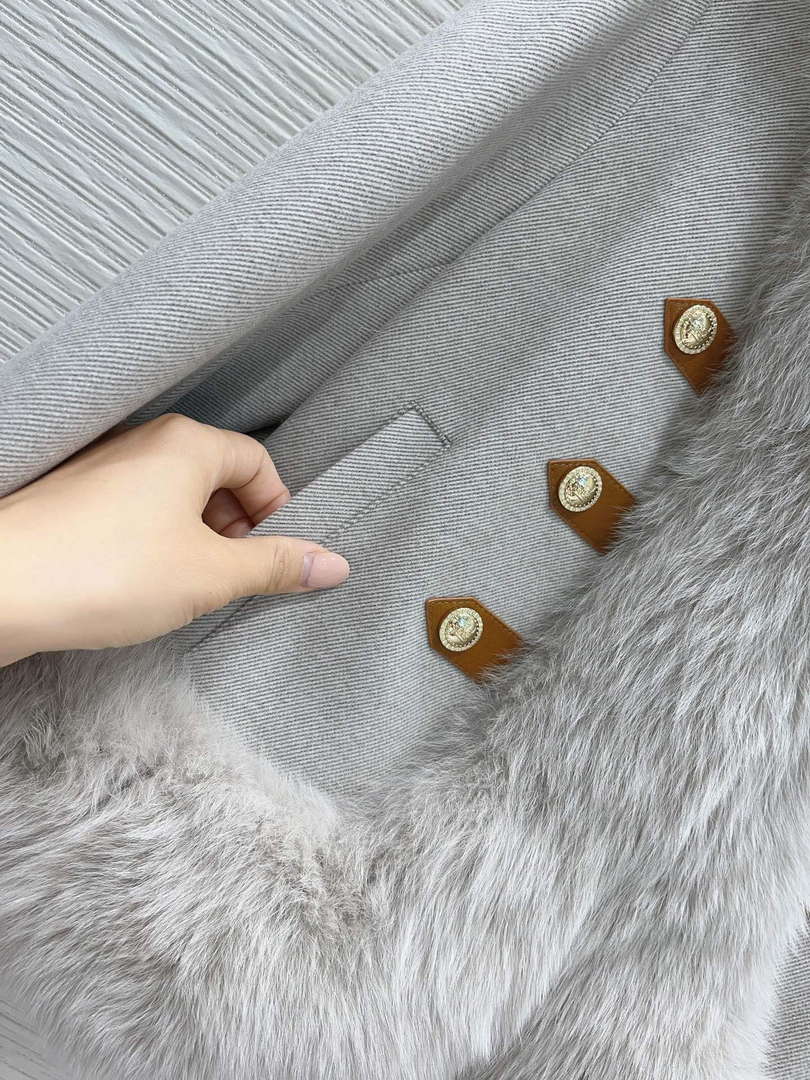 Max Mara Women's Fashion Clothing Fur Coat M78364