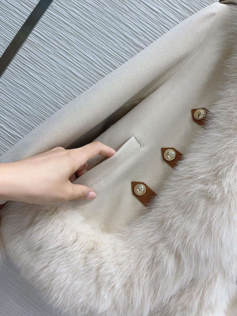 Max Mara Women's Fashion Clothing Fur Coat M78365