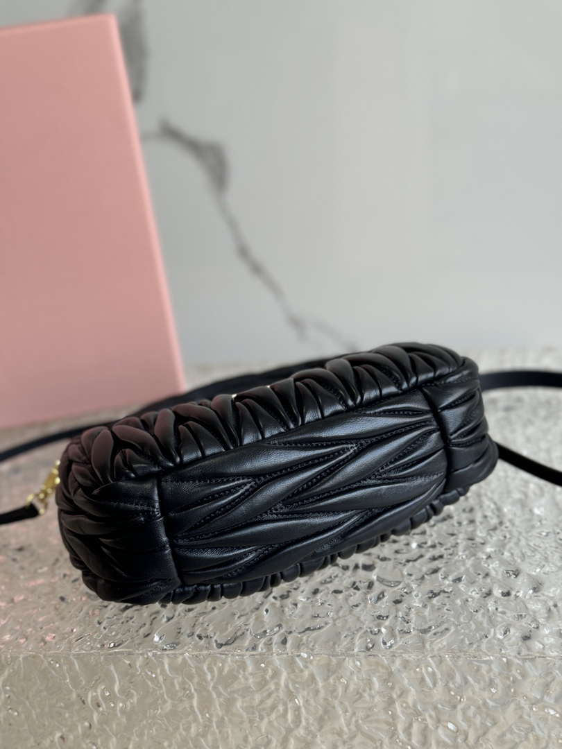 MiuMiu 5BC125 Small Matelass¨¦ nappa leather handbag Black