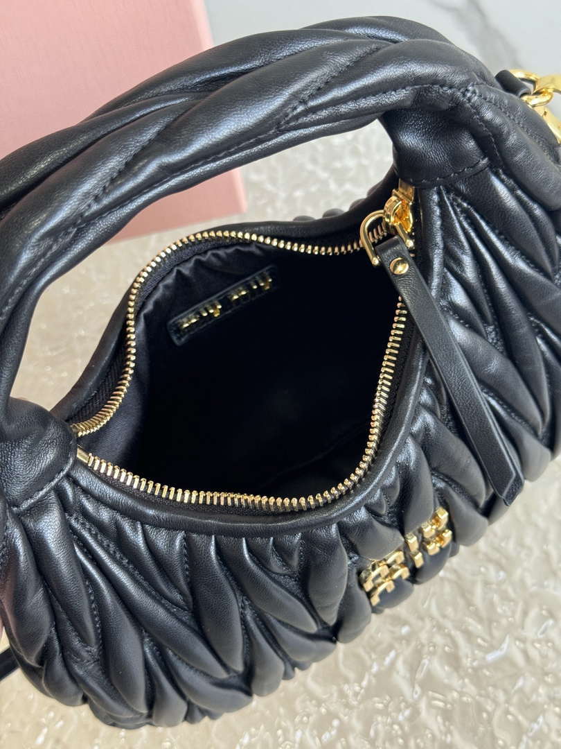 MiuMiu 5BC125 Small Matelass¨¦ nappa leather handbag Black
