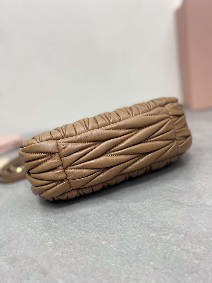 MiuMiu 5BC125 Small Matelass¨¦ nappa leather handbag Caramel