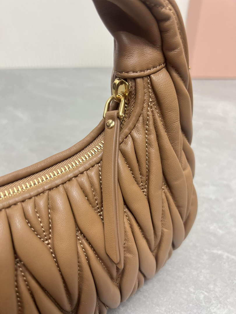 MiuMiu 5BC125 Small Matelass¨¦ nappa leather handbag Caramel