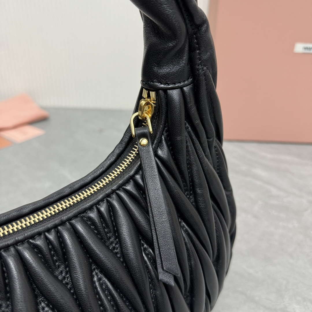 MiuMiu 5BC153 Wander matelass¨¦ nappa leather hobo bag Black