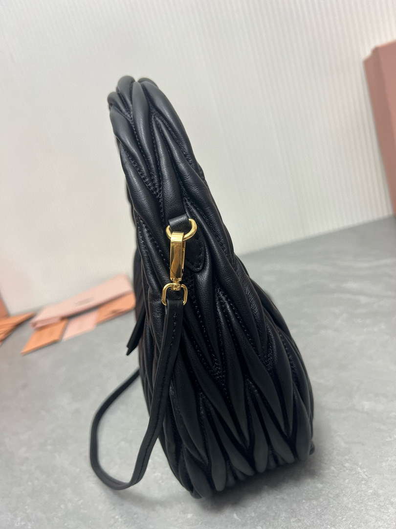 MiuMiu 5BC153 Wander matelass¨¦ nappa leather hobo bag Black