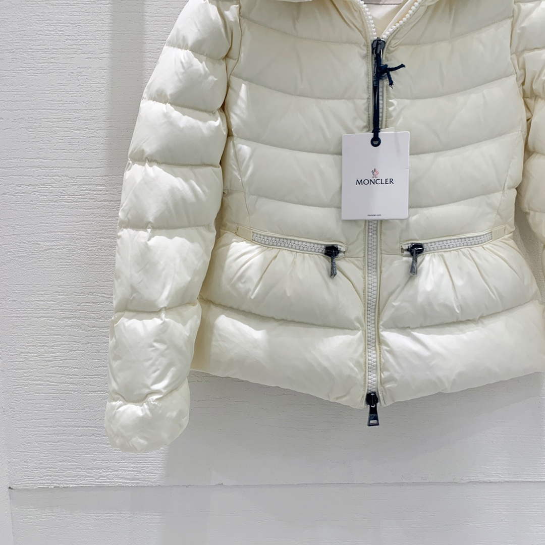 Moncler G20911A Women's Short Down White 88630