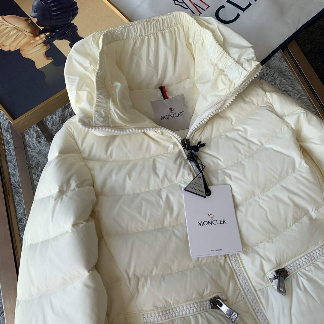 Moncler G20911A Women's Short Down White 88630