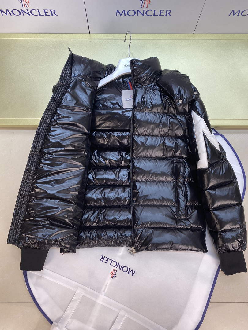 Moncler H20911A Men's Corydale Short Down Jacket Black 88620