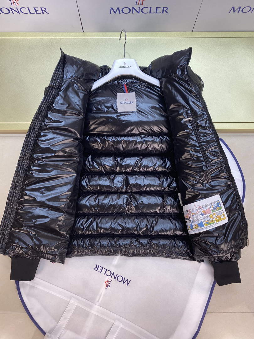 Moncler H20911A Men's Corydale Short Down Jacket Black 88620