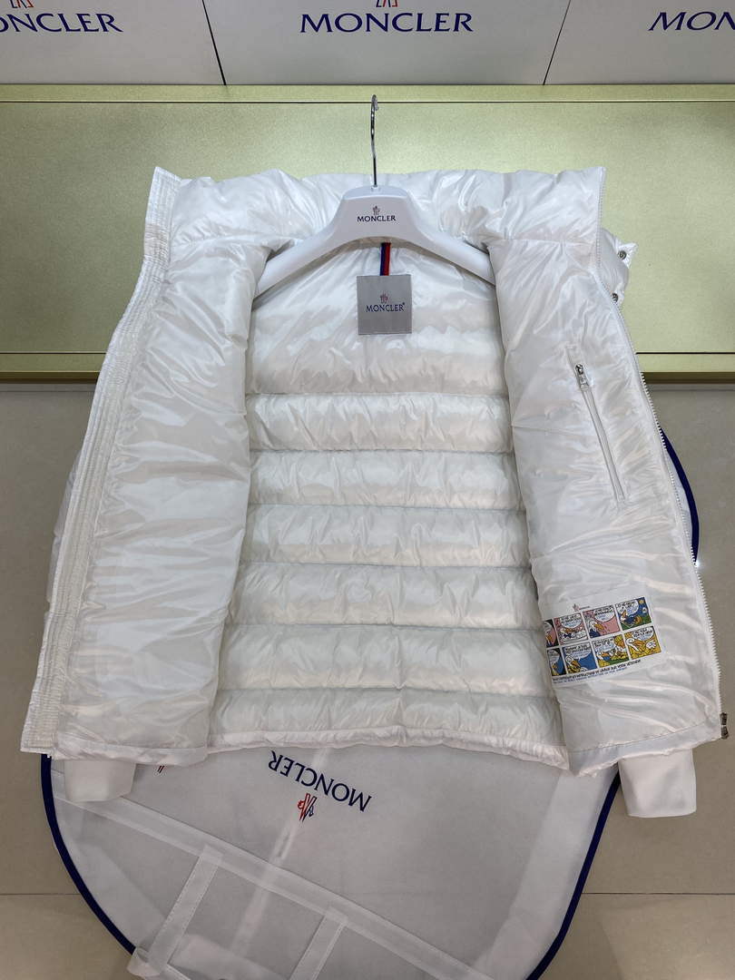 Moncler H20911A Men's Corydale Short Down Jacket White 88621